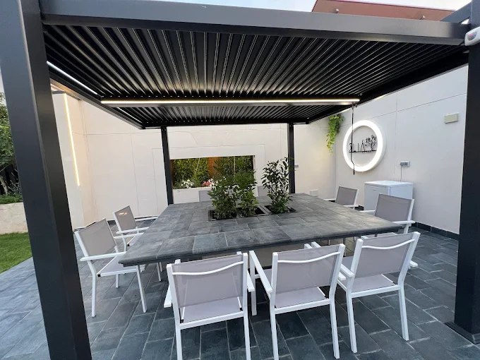 terraza con mesa completa y laminación.