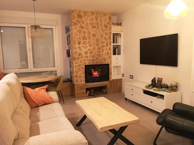 Salón espacioso con diseño moderno, sofá en tonos neutros