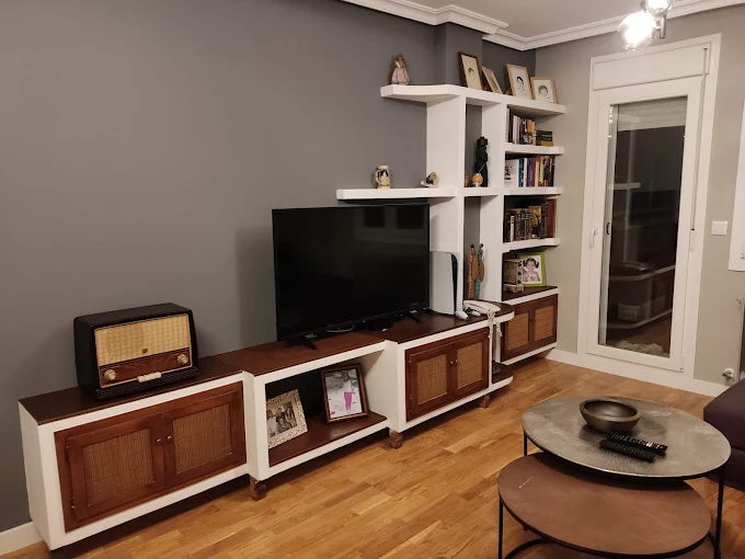 Salón moderno con sofá amplio y decoración minimalista