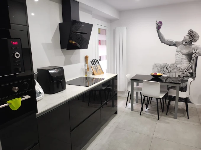 Cocina de diseño abierto con encimeras de mármol