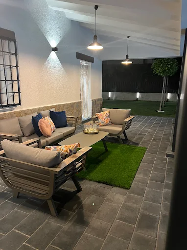 Terraza con suelo de madera y mobiliario exterior